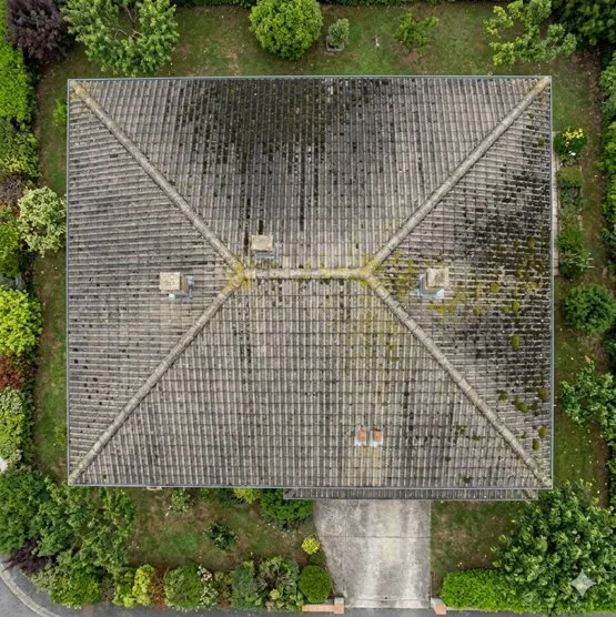 Une toiture en béton qui a besoin d'être nettoyé