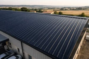 Un toit en bac acier nettoyé